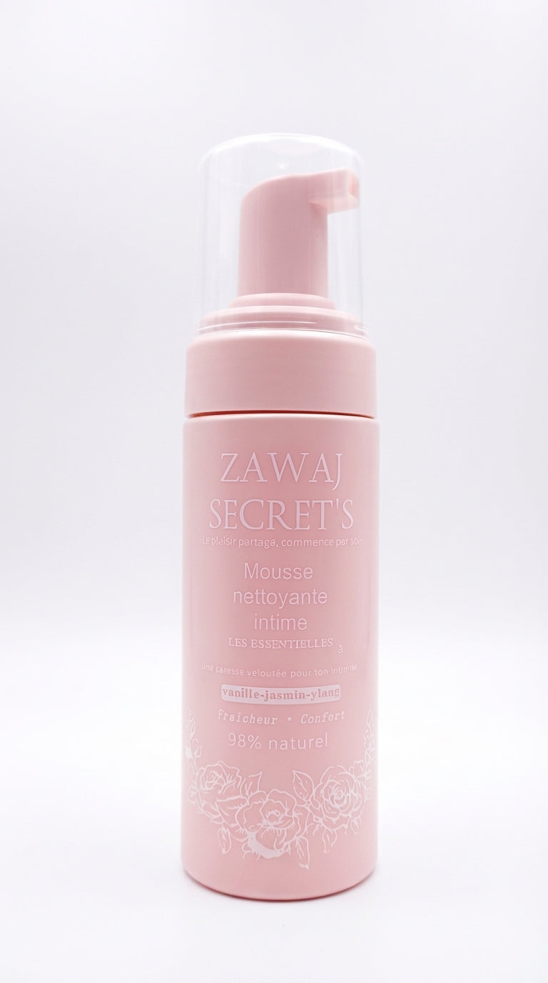 Flacon-pompe de mousse nettoyante intime bio, rose clair, vue de face