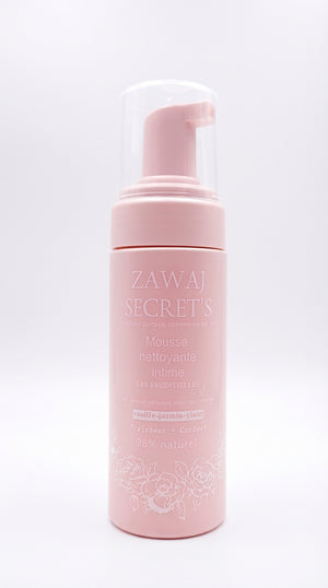 Flacon-pompe de mousse nettoyante intime bio, rose clair, vue de face
