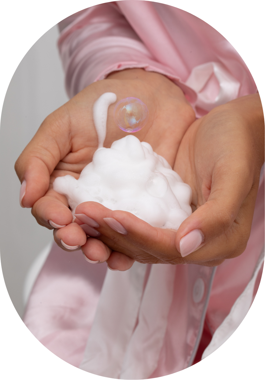 Mousse Fresh Muse dans les mains, bulles et mousse blanche