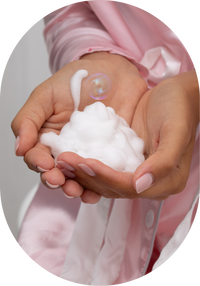 Mousse Fresh Muse dans les mains, bulles et mousse blanche