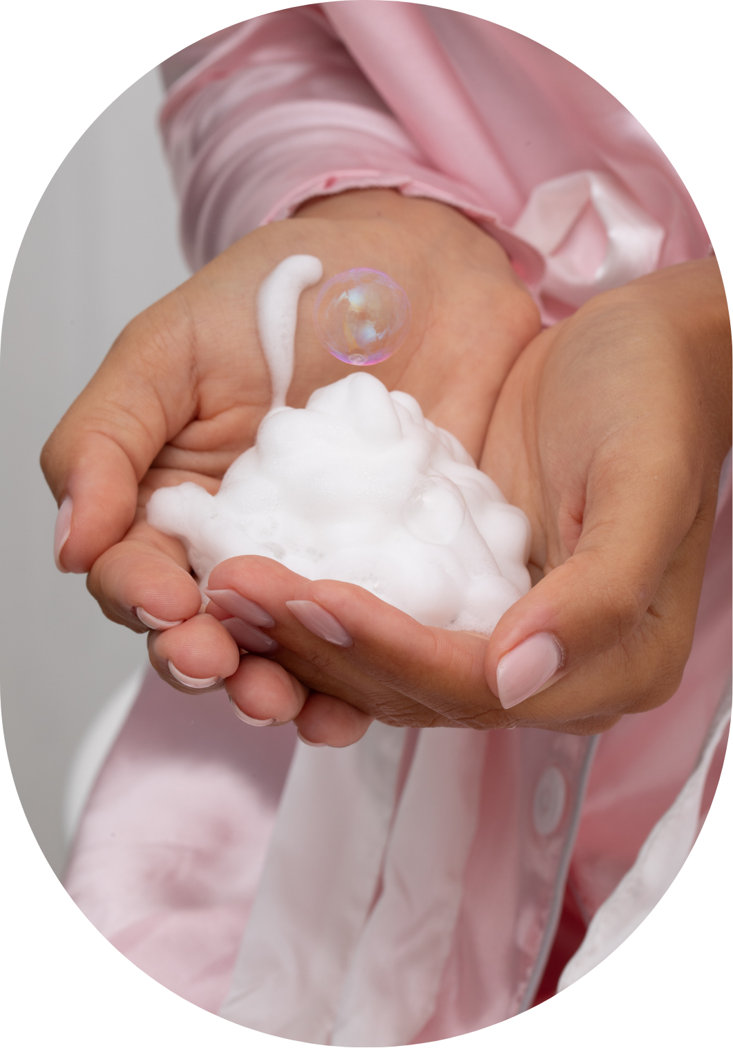 Mousse Fresh Muse dans les mains, bulles et mousse blanche