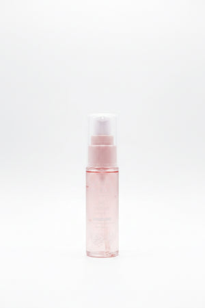 Flacon-pompe du gel parfumé intime rose clair, étiquette et texte au centre