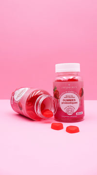 Bocal de gummies probiotiques rouges en forme de cœur, flacon ouvert et gélules