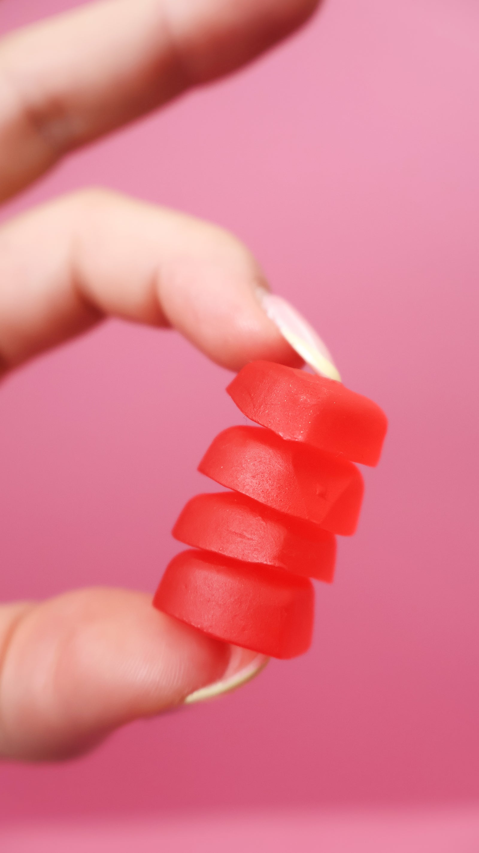 Deux gummies Zawaj Secret’s tenus entre les doigts