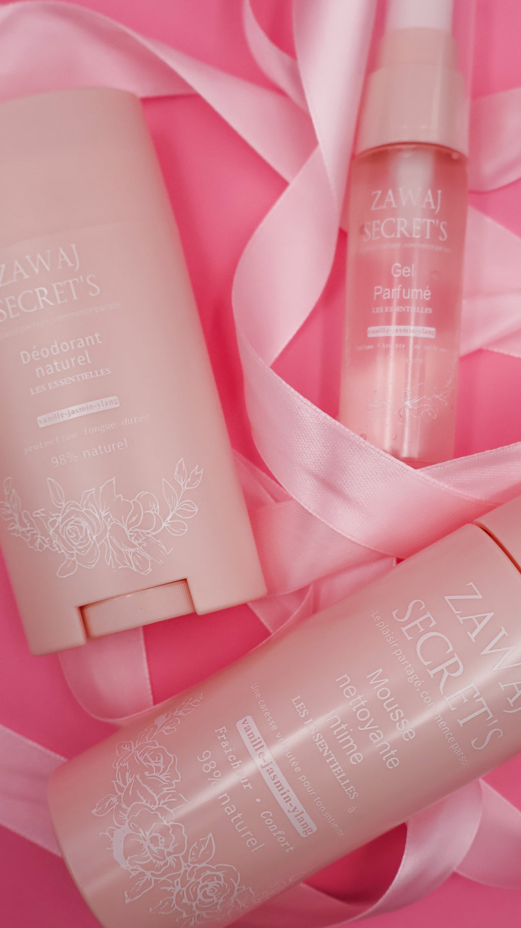 Flacons de gel parfumé intime rose clair avec rubans roses en satin