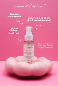 Flacon Brume Intime 3en1 sur un coussin en forme de cœur, indications d’utilisation visibles.