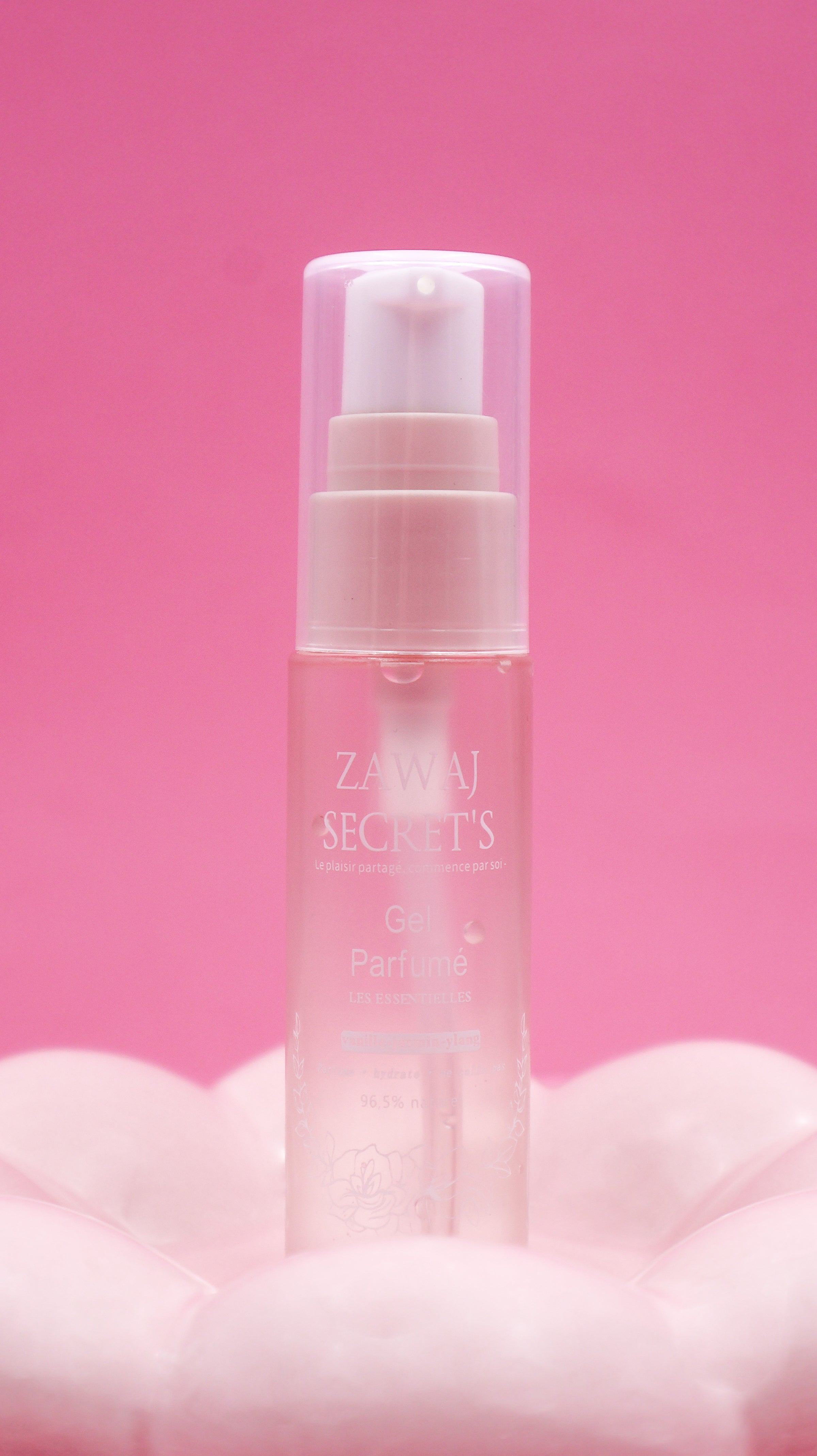Gel parfumé intime en flacon-pompe rose clair avec capot transparent