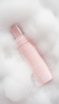 Flacon rose de mousse nettoyante intime avec mousse blanche, pompe translucide