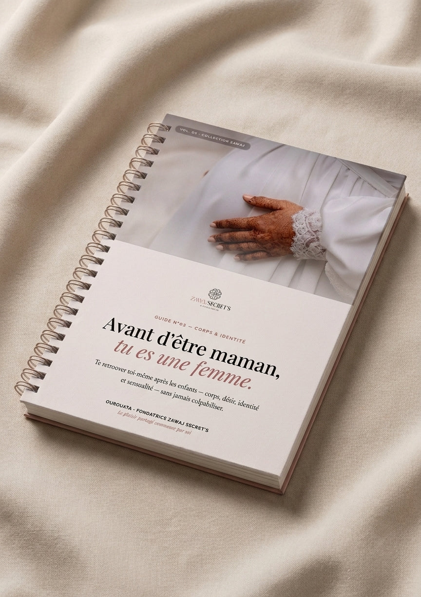 Ebook spirale, couverture crème avec photo de mains sur robe et titre « Avant d’être maman »