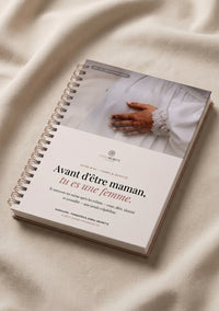 Ebook spirale, couverture crème avec photo de mains sur robe et titre « Avant d’être maman »