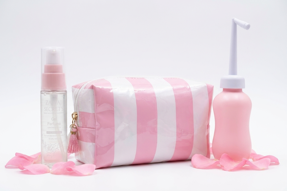 Trousse de toilette rayée rose et blanc, flacon rose et vaporisateur pour douche nomade