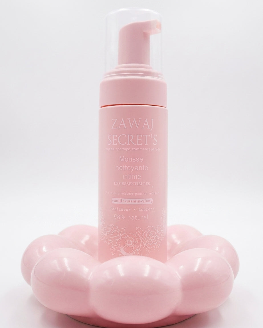 Mousse nettoyante intime bio Vanille Tonka Ylang en flacon rose à pompe doseuse
