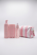 Pack Les Essentielles : flacons de soins roses et trousse rayée rose et blanche