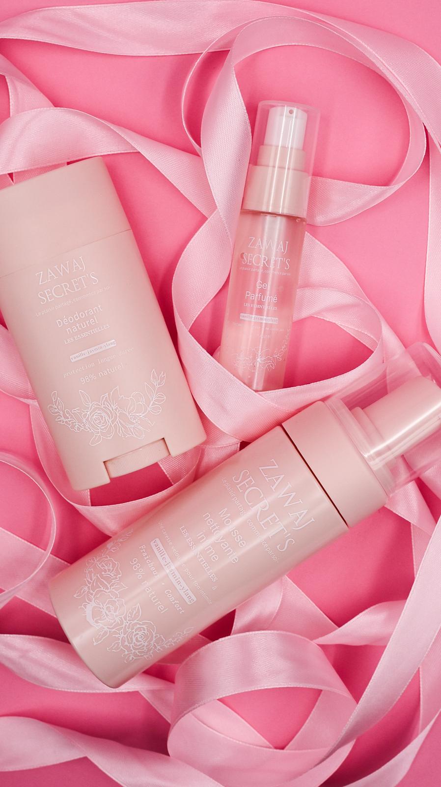 Duo Douce Aura : déodorant naturel et gel parfumé, posés sur rubans roses