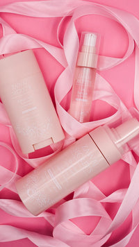 Duo Douce Aura : déodorant naturel et gel parfumé, posés sur rubans roses
