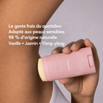Déodorant naturel Zawaj Secret's appliqué sous l’aisselle, stick ivoire sans trace visible