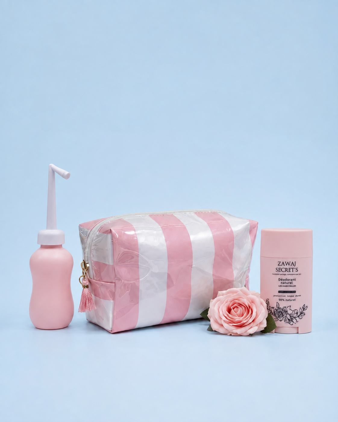 Glow and Go Zawaj Secret’s — douchette, déodorant et trousse sur fond bleu ciel