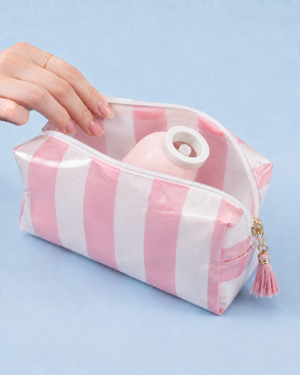 Douchette intime portable Zawaj Secret's — buse rétractée visible dans la trousse rayée