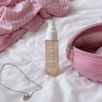 Gel Parfumé Zawaj Secret's — packshot lifestyle avec trousse rose et literie