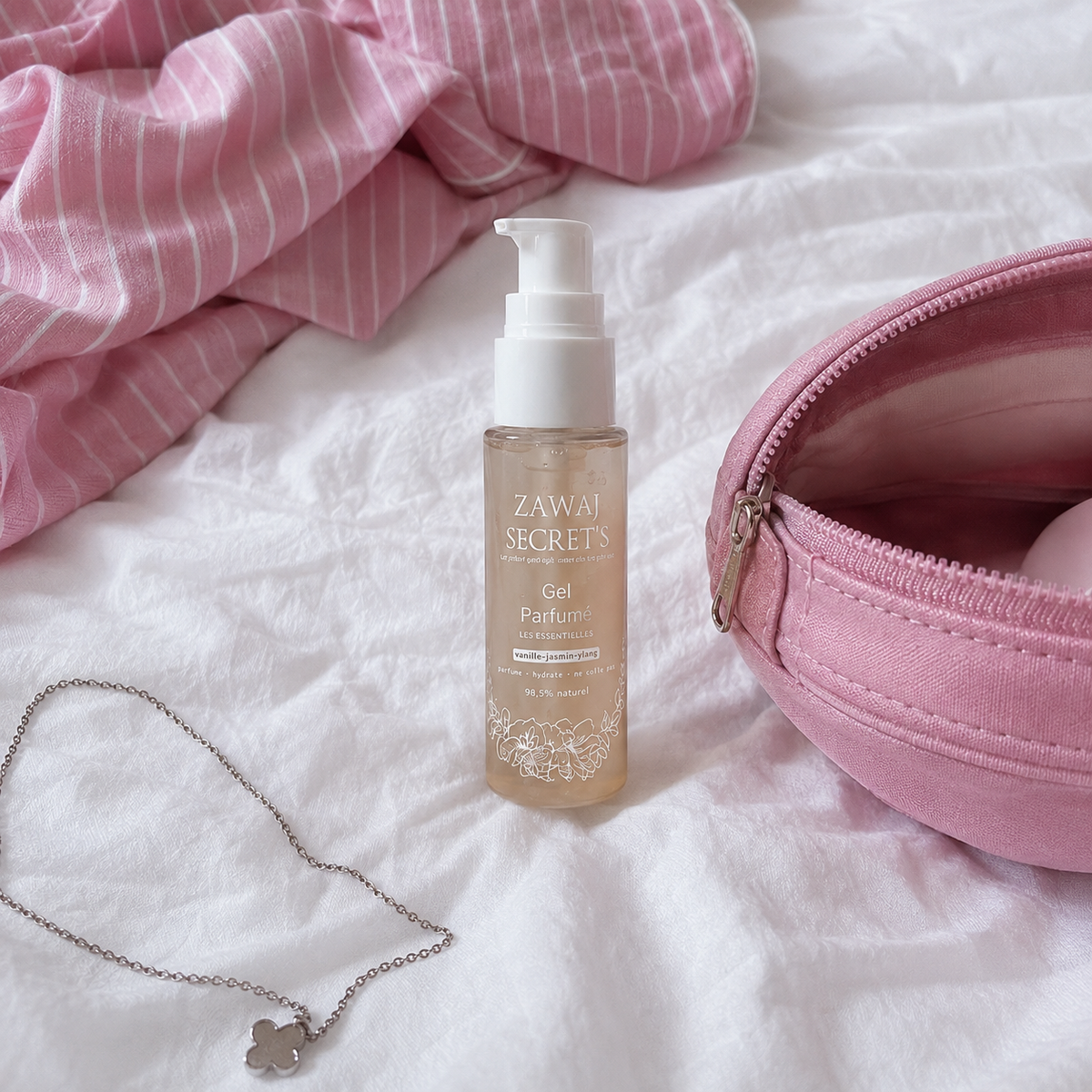 Gel Parfumé Zawaj Secret's — rituel lifestyle avec trousse rose et literie