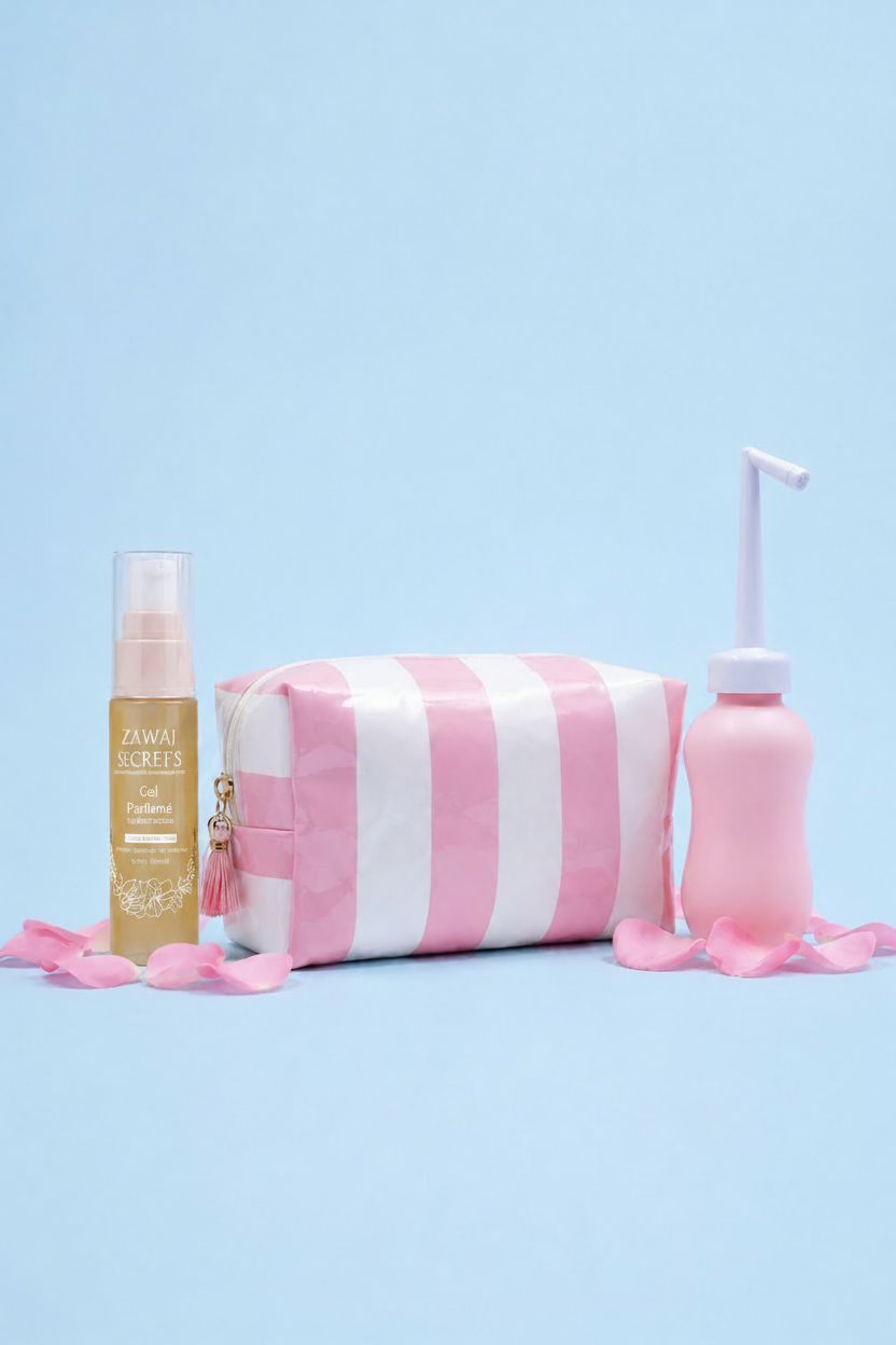 Pack nomade Zawaj Secret's avec gel parfumé, trousse rayée et douchette rose sur fond bleu ciel