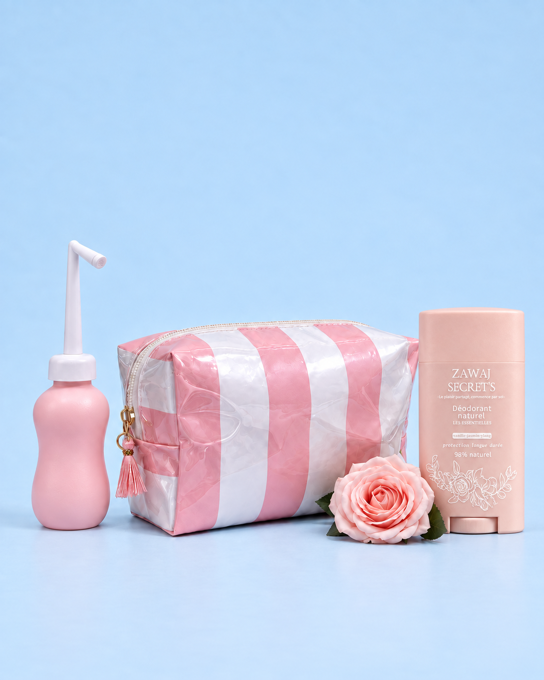 Glow and Go Zawaj Secret's avec douchette, trousse et déodorant lisible, packshot net ultra-réaliste sur fond bleu