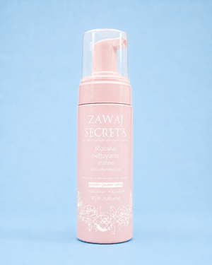 Mousse nettoyante intime Zawaj Secret's rose intégral, marquage blanc, fond bleu ciel
