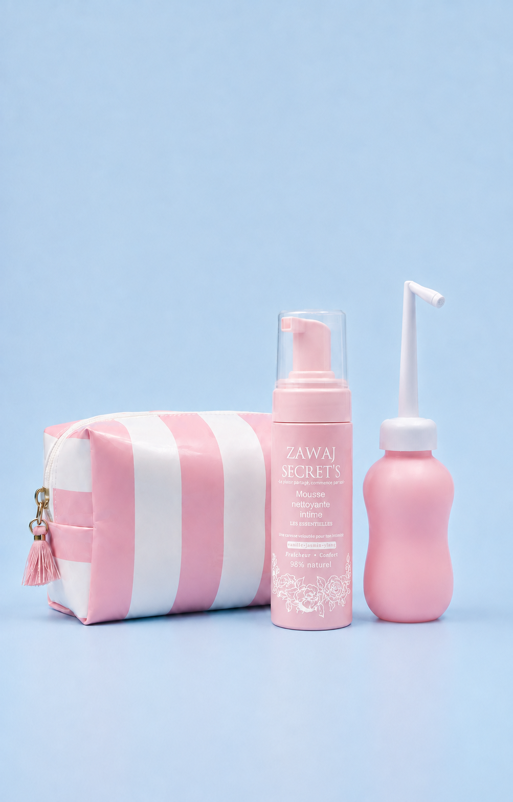 Kit nomade Zawaj Secret's avec mousse rose intégral, trousse et douchette, fond bleu ciel