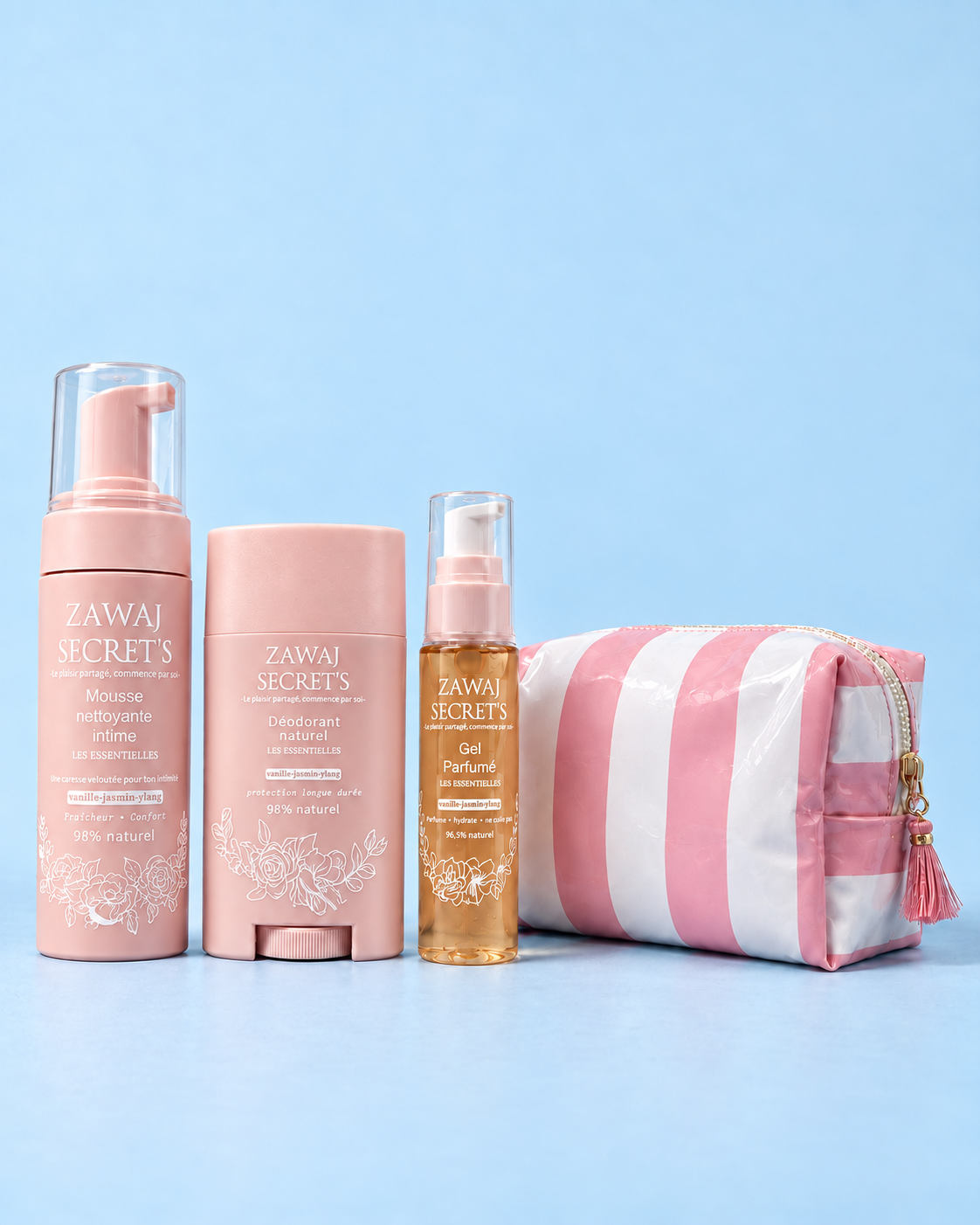Pack Les Essentielles Zawaj Secret's avec mousse, déodorant, gel parfumé et trousse, packshot net ultra-réaliste sur fond bleu