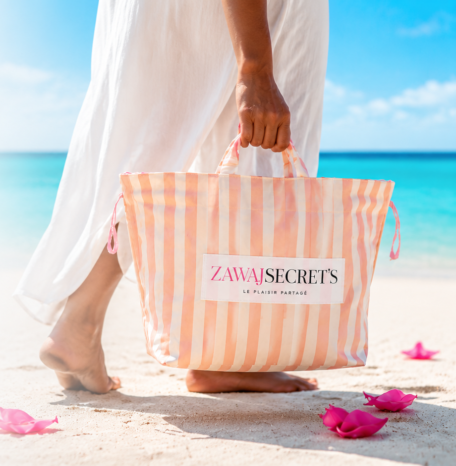 Trousse rayée Zawaj Secret's posée sur le sable au bord de l'eau